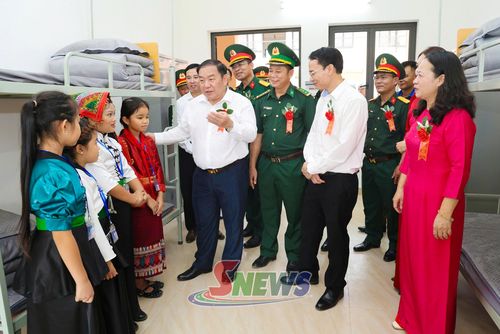 Đồng chí Chá A Của, Phó Bí thư Tỉnh ủy, Chủ tịch Ủy ban MTTQ Việt Nam tỉnh và các đại biểu động viên các em học sinh Trường Phổ thông nội trú Tiểu học và THCS Chiềng Khương.