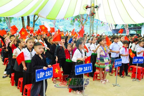 Các em học sinh điểm trường Hua Trai, Trường Tiểu học Chiềng Lao hào hứng tại lễ khai giảng năm học mới.
