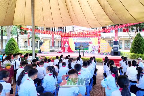 Đại biểu, học sinh theo dõi Lễ khai giảng năm học 2026-2027 và Khánh thành các Trường Phổ thông nội trú tại các xã biên giới đất liền