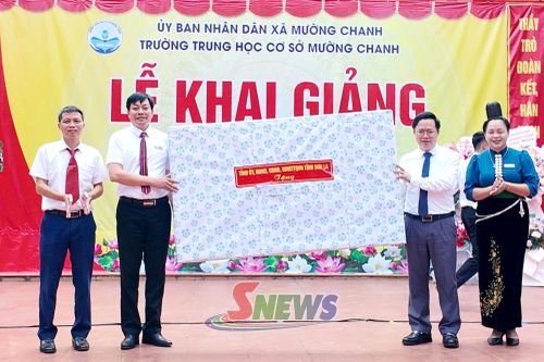 Đồng chí Giám đốc Sở Tài chính chuyển trao quà của Tỉnh uỷ, HĐND, UBND, Uỷ ban MTTQ Việt Nam tỉnh cho nhà trường