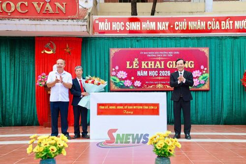 Đồng chí Giám đốc Sở Y tế tỉnh chuyển trao quà của Tỉnh uỷ, HĐND, UBND, Uỷ ban MTTQ Việt Nam tỉnh cho thầy và trò nhà trường