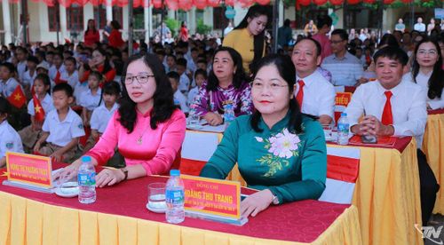 Đồng chí Hoàng Thu Trang dự khai giảng.