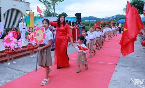 Chào đón học sinh khối lớp Một.
