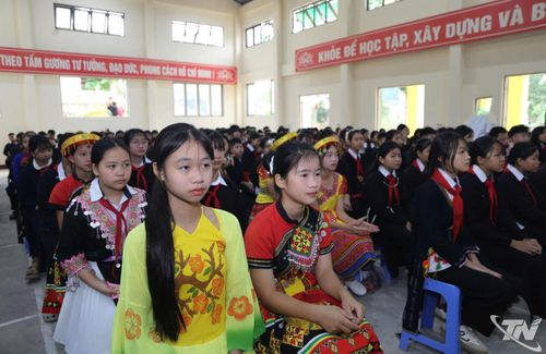 Năm học 2026 - 2027, Trường Phổ thông Dân tộc Nội trú Na Rì có 36 cán bộ, giáo viên, nhân viên và 273 học sinh.