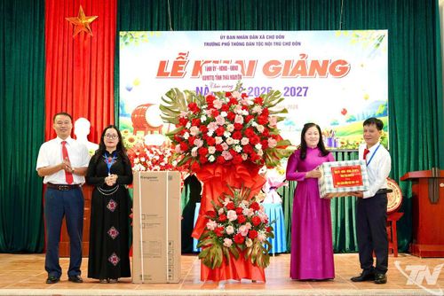 Đồng chí Đỗ Thị Minh Hoa tặng hoa chúc mừng Trường Phổ thông dân tộc nội trú Chợ Đồn nhân ngày khai giảng.