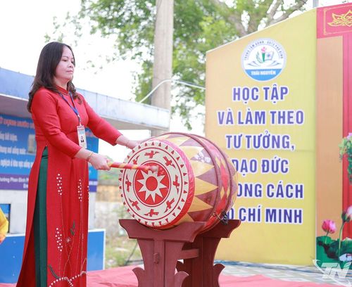 Lãnh đạo Trung tâm Giáo dục nghề nghiệp - Giáo dục thường xuyên Phú Bình đánh trống khai giảng.