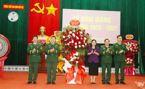 Đồng chí Nguyễn Thị Loan tặng hoa chúc mừng Nhà trường.