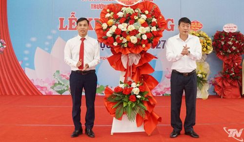 Đồng chí Phó Chủ tịch UBND tỉnh tặng hoa chúc mừng.