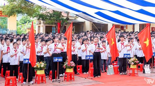 Trên 1.500 học sinh Trường Tiểu học và THCS Huỳnh Thúc Kháng hân hoan chào đón năm học mới.