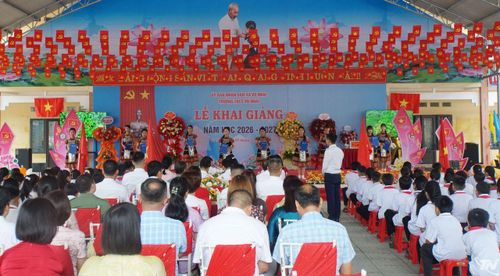 Không khí khai giảng tại Trường THCS Võ Nhai.