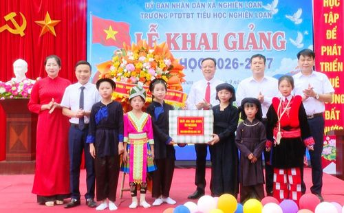 Lãnh đạo tỉnh tặng quà cho nhà trường.