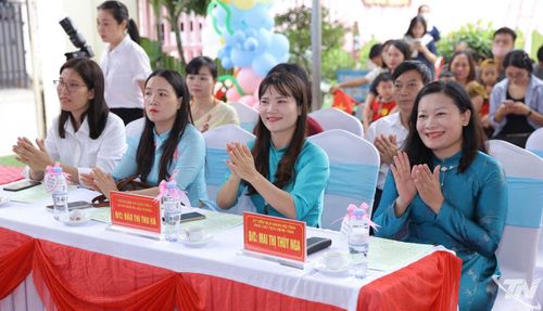 Đồng chí Mai Thị Thúy Nga và các đại biểu dự Lễ khai giảng.