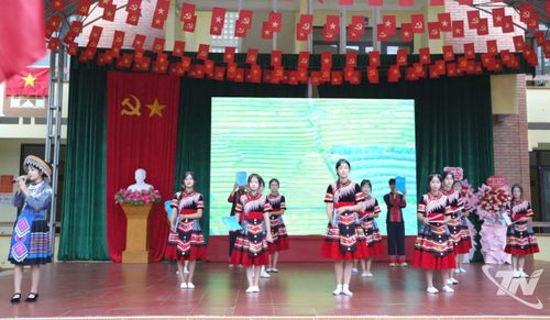 Một tiết mục văn nghệ do các em học sinh Trường THCS&THPT Phủ Thông biểu diễn.