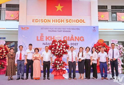 Đại diện các cơ quan, đơn vị tặng hoa chúc mừng Trường THPT Edison Thái Nguyên.