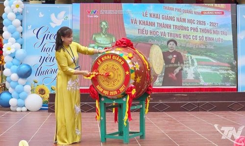 Lãnh đạo Trường Tiểu học Lê Văn Tám đánh trống khai giảng.