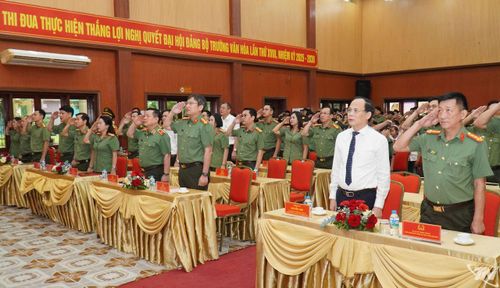 Các đại biểu và học sinh thực hiện nghi thức chào cờ.