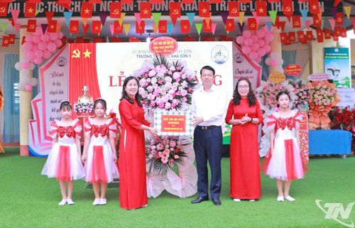 Đồng chí Dương Văn Lượng, Phó Chủ tịch UBND tỉnh tặng hoa, quà chúc mừng cô và trò Trường Tiểu học Kha Sơn 1.