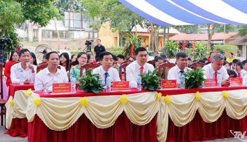 Đại biểu dự Lễ khai giảng tại Trường THCS Chợ Mới.