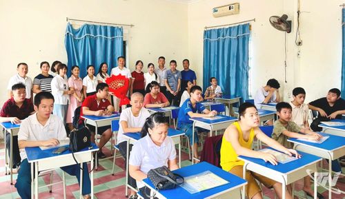 Học sinh Trường Tiểu học và THCS Nguyễn Trãi trong ngày khai giảng năm học mới.