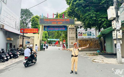 Cảnh sát giao thông phân luồng, hướng dẫn giao thông tại khu vực Trường THPT Lương Ngọc Quyến.