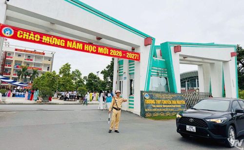 Phân luồng, hướng dẫn giao thông tại khu vực cổng Trường THPT Chuyên Thái Nguyên.