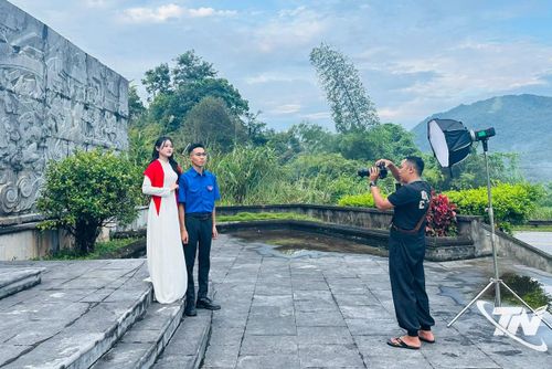 Anh Vũ Ngọc Thảo chụp ảnh cho hai bạn trẻ tại Di tích Đèo Giàng.