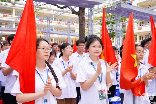 Niềm vui ngày khai trường của học sinh Trường THPT Lương Ngọc Quyến.
