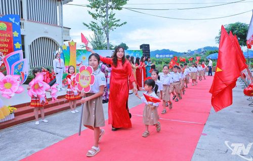 Cô giáo đón học sinh lớp 1.