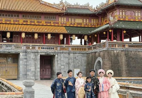 Du khách chụp ảnh lưu niệm trước Đại nội. Ảnh: Minh Phong
