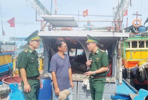 Những người lính biên phòng Đồn Biên phòng Vinh Hiền động viên ngư dân trước chuyến ra khơi bám biển sản xuất.