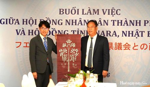 Lãnh đạo tỉnh Nara tặng quà lưu niệm đến lãnh đạo TP. Huế.