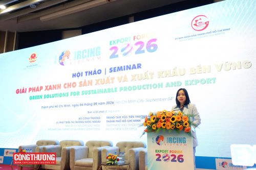 Bà Nguyễn Thảo Hiền - Phó Vụ trưởng Vụ Phát triển thị trường nước ngoài (Bộ Công Thương) nhấn mạnh các yêu cầu về phát triển xanh, ESG và sản xuất bền vững đang ngày càng có ảnh hưởng trực tiếp đến khả năng tiếp cận thị trường của doanh nghiệp.