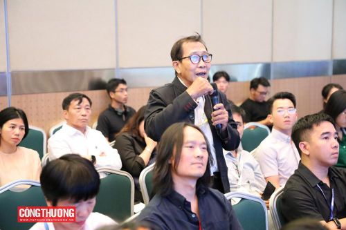 Khán giả đặt câu hỏi giao lưu cùng các diễn giả