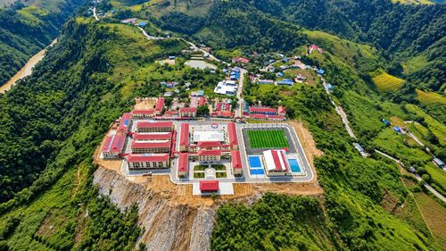 Dự án được khởi công ngày 26/8/2025, do Công an tỉnh Lai Châu làm chủ đầu tư. Công trình được xây dựng trên diện tích 7,47ha, tổng mức đầu tư hơn 263 tỷ đồng, quy mô 30 lớp học, đáp ứng nhu cầu học tập, ăn ở và sinh hoạt cho hơn 1.000 học sinh.