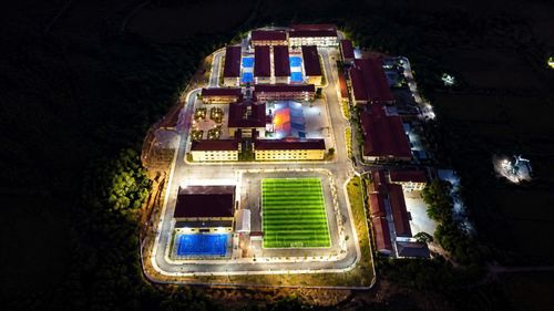Đúng 4h30, các thầy cô giáo đi đến từng phòng, gõ cửa gọi học sinh. Công việc đầu tiên là nhắc các em vệ sinh cá nhân, mặc quần áo chỉnh tề. Sau đó, học sinh tự gấp quần áo, chăn màn và dọn dẹp phòng ở để kịp khai giảng.