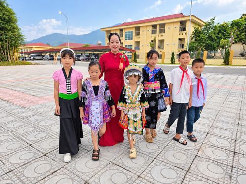 6h sáng trong không khí rộn ràng chào đón năm học mới, cô giáo Vũ Thị Mai, giáo viên lớp 3A1, Trường Phổ thông nội trú Tiểu học và THCS Pa Tần, cùng các em học sinh háo hức bước vào hành trình mới. Những gương mặt học trò hồn nhiên, nụ cười rạng rỡ khiến lớp học thêm sinh động. Với cô Mai, niềm vui lớn nhất là được đồng hành, chăm sóc và chứng kiến học sinh trưởng thành từng ngày. Năm học mới mở ra nhiều bài học, trải nghiệm và hy vọng. Cô trò cùng quyết tâm học tập tốt, xây dựng một năm học nhiều niềm vui và đáng nhớ.