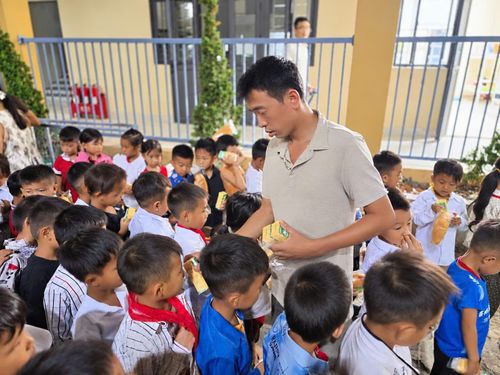 5h sáng, sau khi hoàn tất vệ sinh cá nhân và dọn dẹp khu nội trú, học sinh bắt đầu bữa sáng. Những ổ bánh mì, hộp sữa được các cô giáo chuẩn bị, mang đến tận nơi. Các em xếp hàng ngay ngắn, lần lượt nhận khẩu phần rồi nhanh chóng dùng bữa, sẵn sàng cho lễ khai giảng năm học mới.