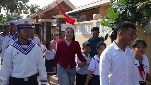 Cán bộ, chiến sĩ, phụ huynh cùng dẫn bước các em đến trường dự lễ khai giảng năm học mới.