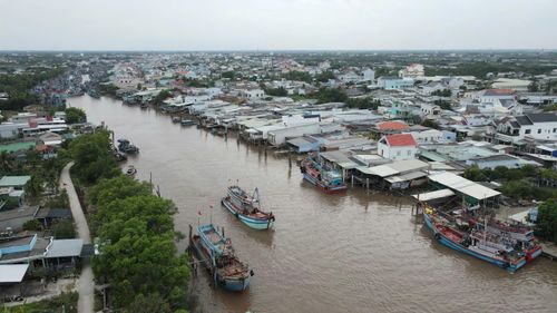 Hệ thống cảng và các bến thủy nội địa Vĩnh Long phân bổ chủ yếu dọc các tuyến sông và trục kênh quan trọng tạo điều kiện thuận lợi cho việc vận chuyển hàng hóa.