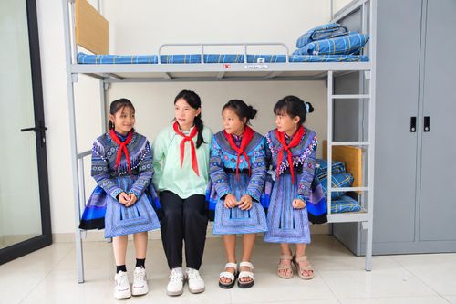Em Lù Thị Liên (thứ 2 từ trái qua) tự hứa với bản thân sẽ cố gắng học tập để đạt thành tích tốt nhất.