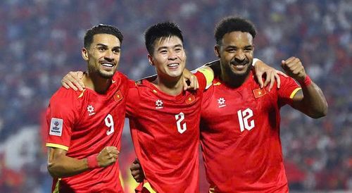 Hoàng Hên (trái) và Xuân Son (phải) góp công lớn giúp tuyển Việt Nam vô địch AFF Cup 2026. 