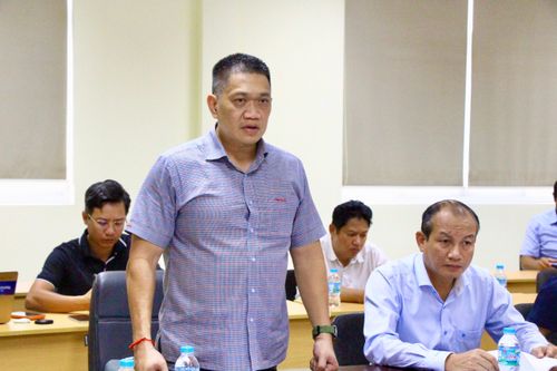 Thứ trưởng Phạm Minh Hà (trái) làm việc cùng các đơn vị liên quan và nghe báo cáo tiến độ dự án từ ông Phạm Hồng Quang, Tổng giám đốc Tổng công ty Đầu tư phát triển đường cao tốc (phải).