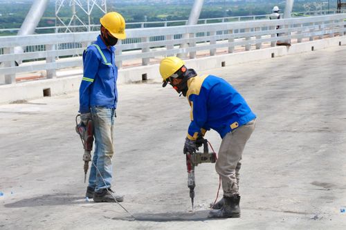 Công nhân đẩy nhanh thi công dự án để kịp về đích cuối tháng 9.