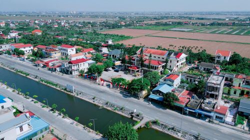 Diện mạo làng quê đang đổi thay rõ nét, những ngôi nhà cao tầng mọc lên dọc các tuyến đường.