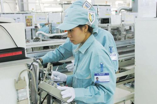 Công nhân lắp ráp linh kiện điện tử tại nhà máy Panasonic Việt Nam. Ảnh: Đức Thanh