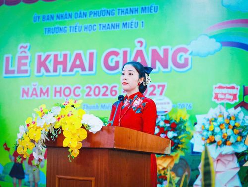 Bà Đỗ Thị Thủy, Bí thư Đảng ủy-  Hiệu trưởng Trường Tiểu học Thanh Miếu 1 phát biểu tại lễ khai giảng năm học 2026-2027
