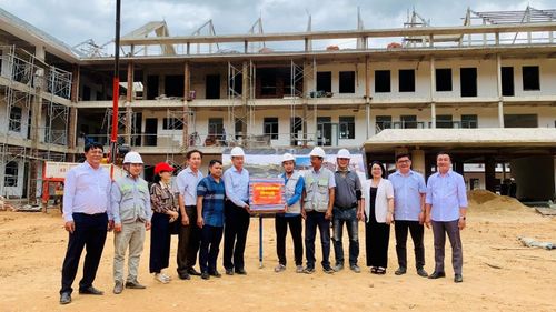 Phó Chủ tịch HĐND thành phố Đà Nẵng Đoàn Ngọc Hùng Anh động viên đơn vị thi công Trường Phổ thông Dân tộc nội trú liên cấp TH-THCS xã Tây Giang. Ảnh: Nghi Thảo 