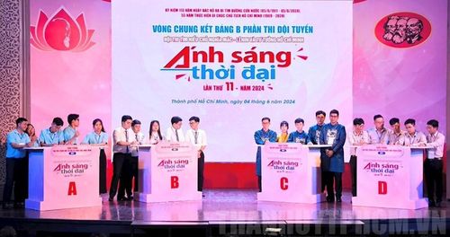 Sinh viên thi tìm hiểu Chủ nghĩa Mác - Lênin và tư tưởng Hồ Chí Minh “Ánh sáng thời đại”. Ảnh: Long Hồ