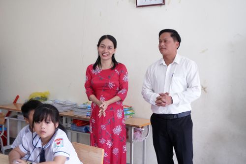 Khoảnh khắc rạng ngời của Thầy Cô giáo trong tiết học đầu tiên