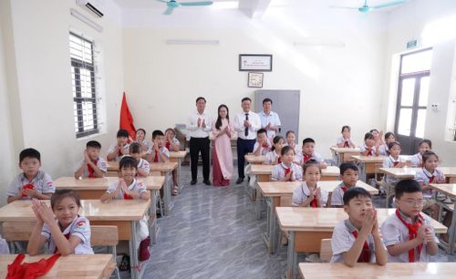 Học sinh trở về lớp học nghe phổ biến quy định học tập